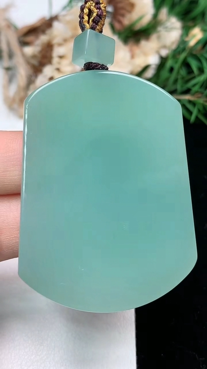 天然A货翡翠无事牌吊坠，尺寸49-36.9-5.7，重量:31.07g
3月18日