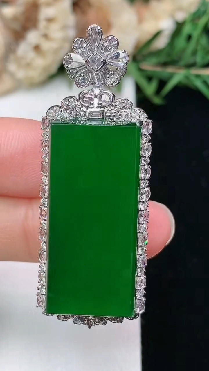 天然A货翡翠无事牌吊坠，尺寸48.3-17.5-11.3，裸石30-14，重量:11.26g
3月18日