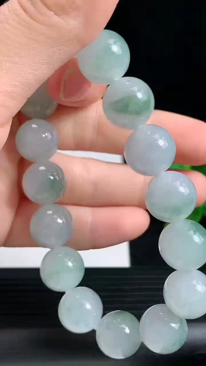 天然A货翡翠飘花圆珠手串尺寸11.8-16颗重量:42.95g3月18日
工厂直销收藏佳品,种好水足，色泽均匀，有种有色，上手高大气！