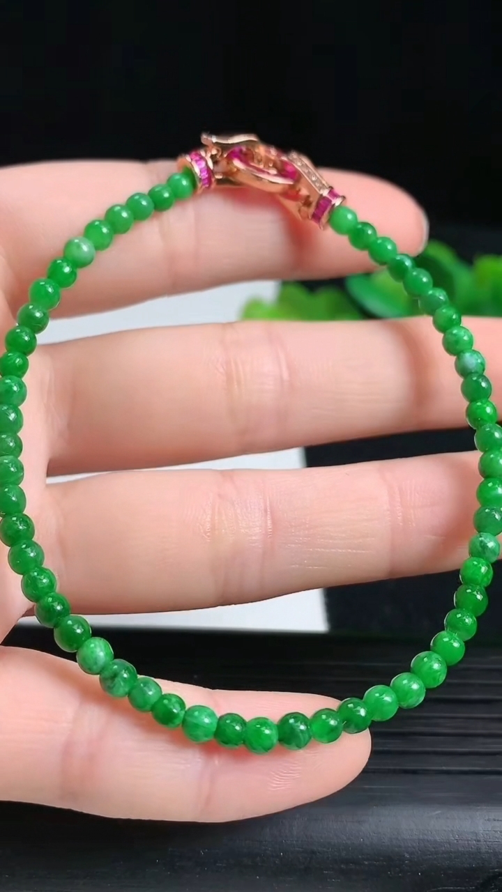 天然A货翡翠小米圆珠手串，尺寸3.5重量:5.34g3月18日
工厂直销收藏佳品,种好水足，色泽均匀，有种有色，上手高大气！