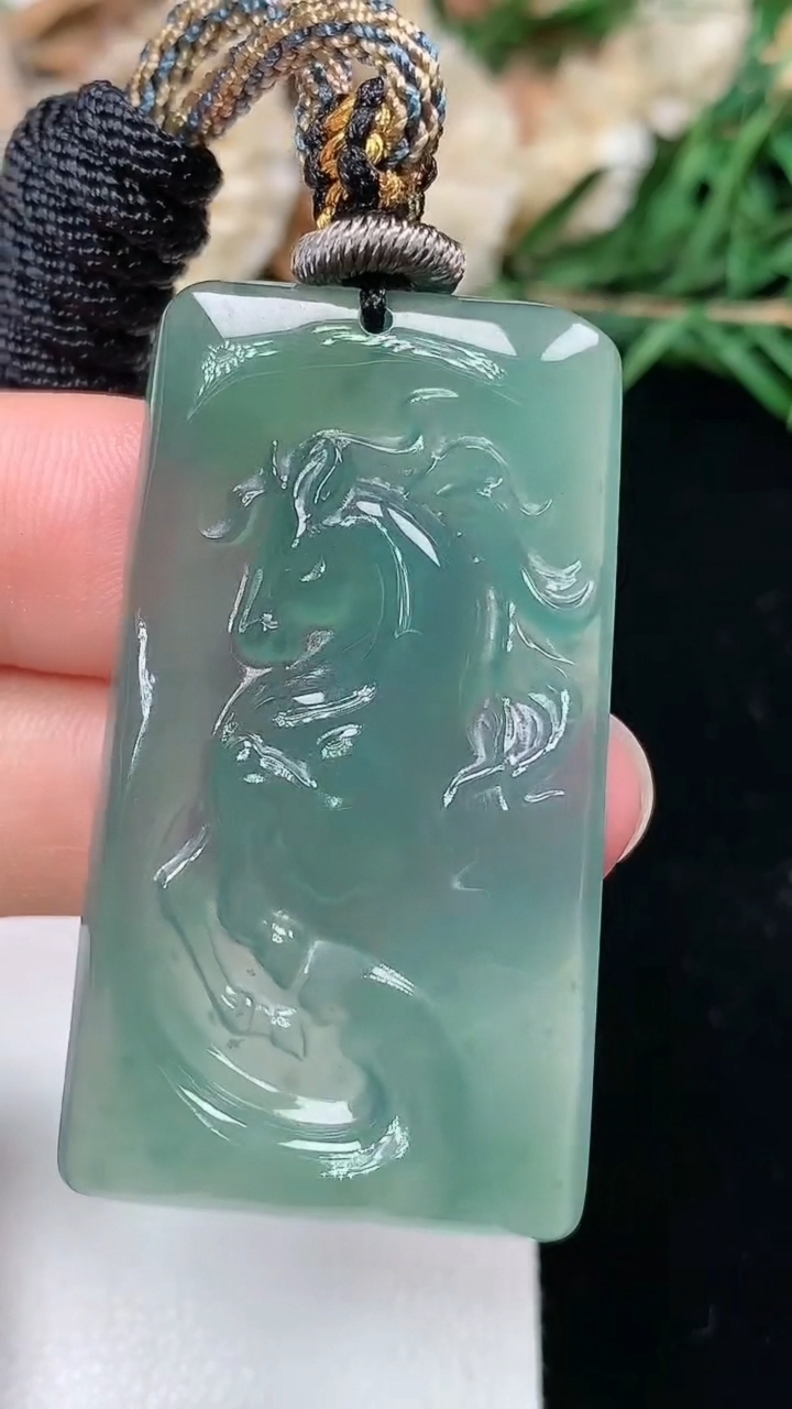 天然A货翡翠蓝水生肖马牌吊坠，尺寸43.3-24.5-5.2，重量:15.92g
3月18日