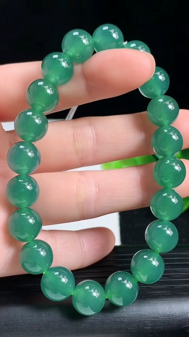 天然A货翡翠蓝水圆珠手串尺寸9.6-20颗重量:32.56g3月18日
工厂直销收藏佳品,种好水足，