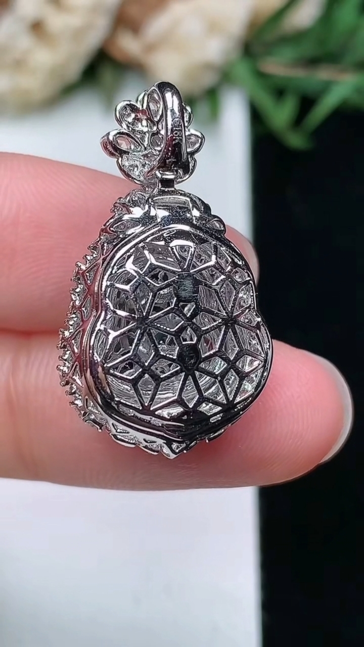 天然A货翡翠葫芦吊坠，尺寸26.5-15.9-10.8，裸石12.5-11.2，重量:4.58g
3月18日，重量:4.58g