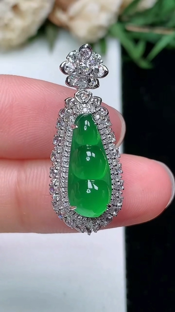 天然A货翡翠福豆吊坠，尺寸28.8-11.3-11.3
3月18日