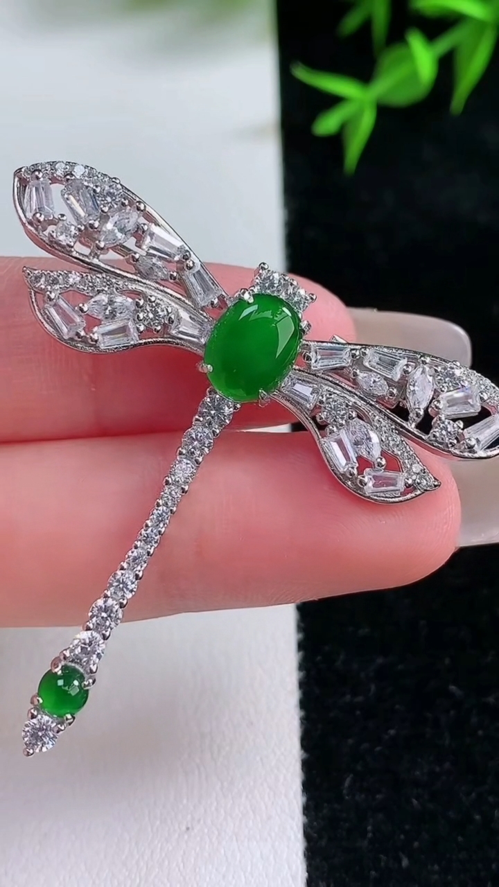 天然A货翡翠蛋面蜻蜓胸针，尺寸8.4-6.6，重量:7.12g
3月18日