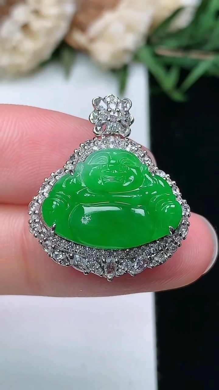 天然A货翡翠佛公吊坠，尺寸24.4-20.4-9.2，裸石12.3-17，重量:4.71g
3月18日