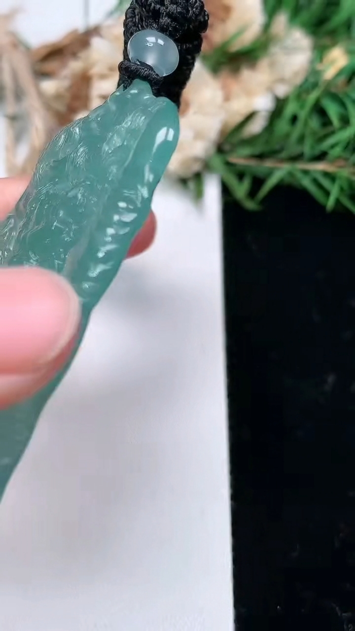 天然A货翡翠蓝水龙牌吊坠，尺寸58.9-32.6-5.5，重量:22.12g
3月18日