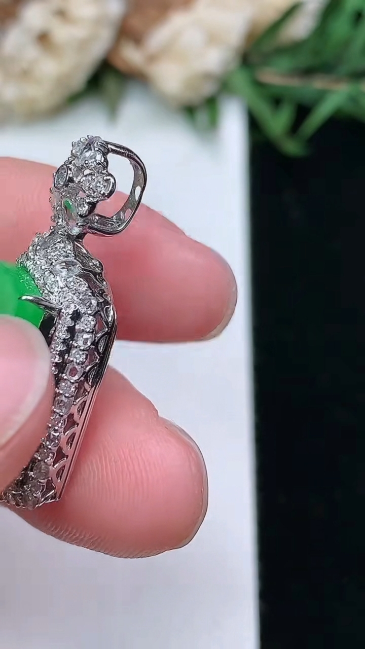 天然A货翡翠无事牌吊坠，尺寸27.7-17.3-9.2，裸石14.6-12.5，重量:5.01g
3月18日