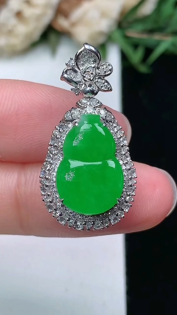 天然A货翡翠葫芦吊坠，尺寸28-14.7-9.8，裸石14.4-9.7，重量:4.31g
3月18日