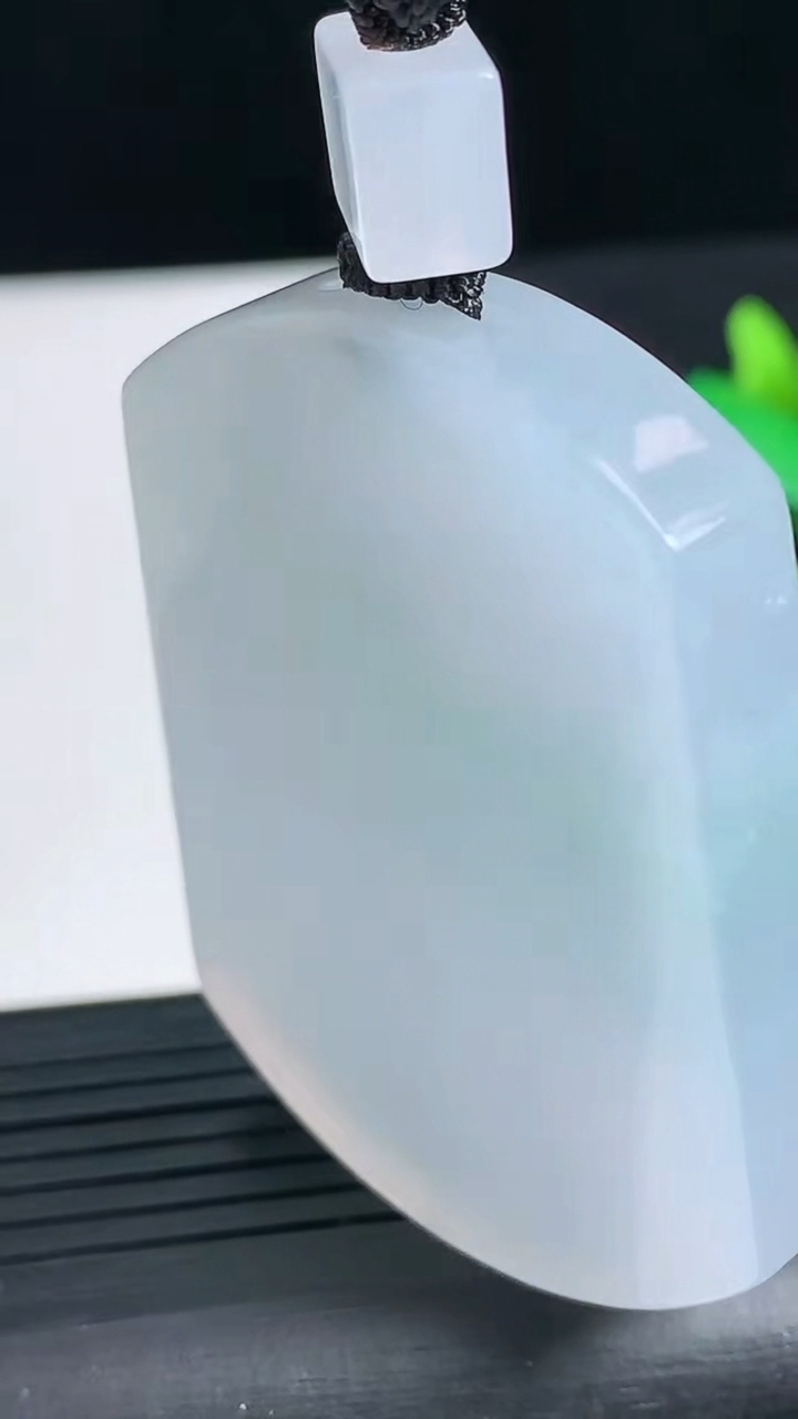 天然A货翡翠仿古无事牌吊坠尺寸51.7-39.4-7.8重量:52.82g
3月18日