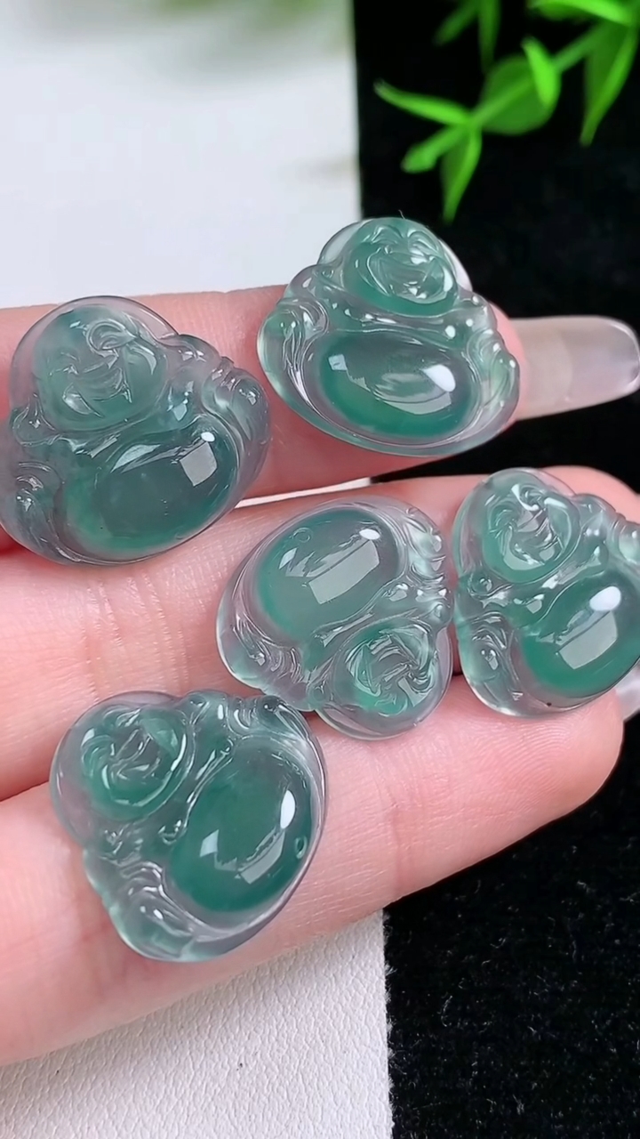 天然A货翡翠佛公吊坠一手，尺寸17-20-3.2，重量:9.20g
3月18日