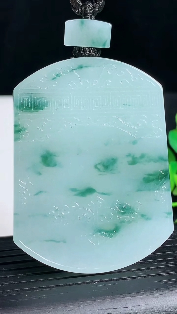 天然A货翡翠飘花仿古无事牌吊坠尺55.5-42.1-6.1重量:49.59g
3月18日