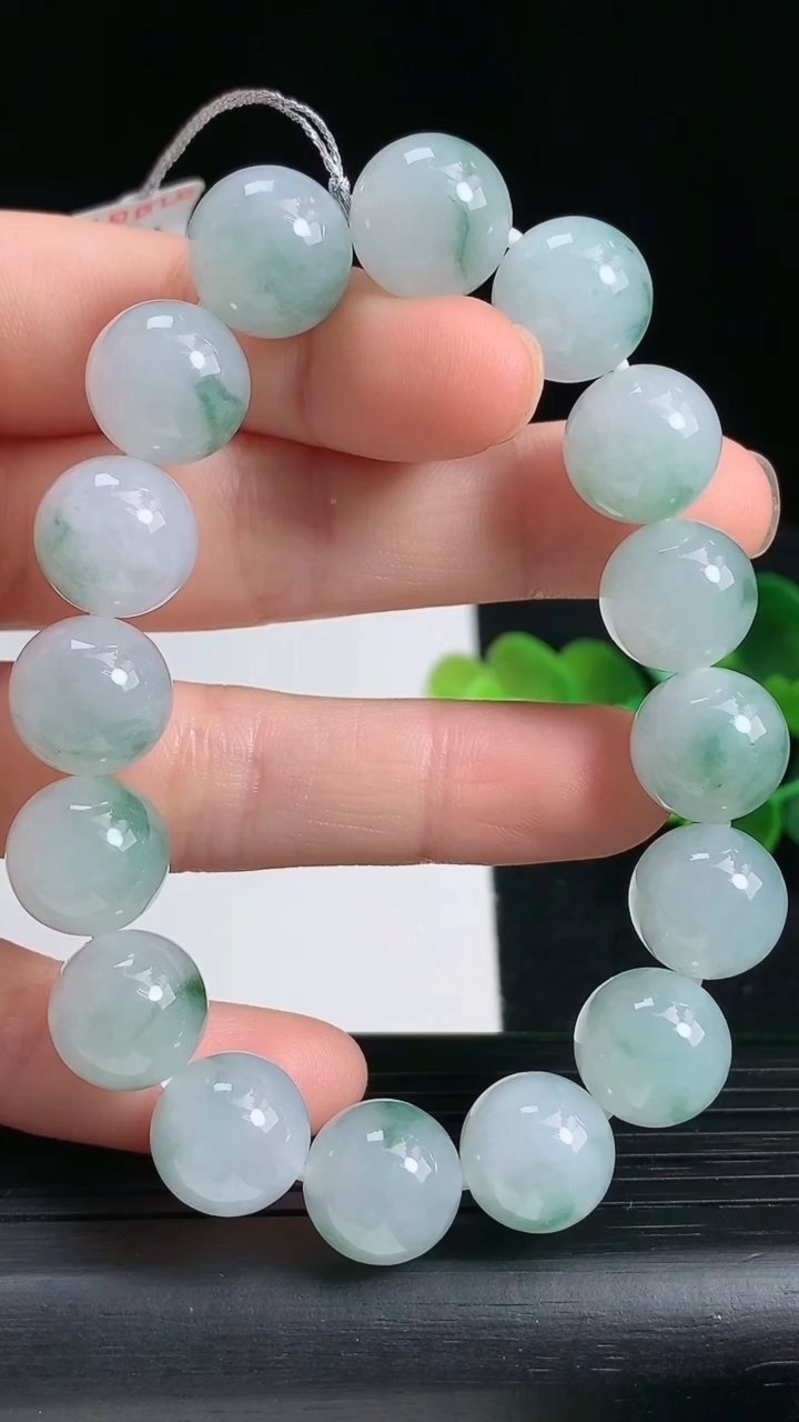 天然A货翡翠飘花圆珠手串尺寸11.8-16颗重量:42.95g3月18日
工厂直销收藏佳品,种好水足