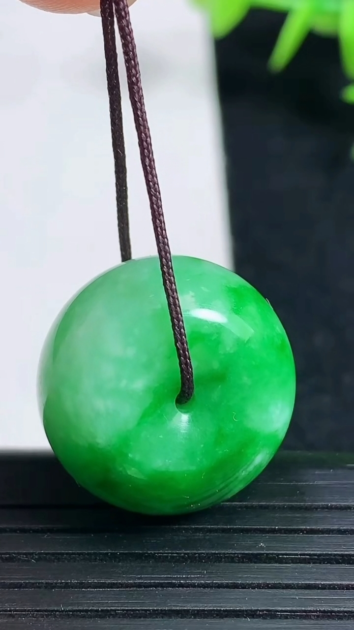 天然A货翡翠绿绿通吊坠，尺寸20.5-12.7，重量:11.20g
3月18日