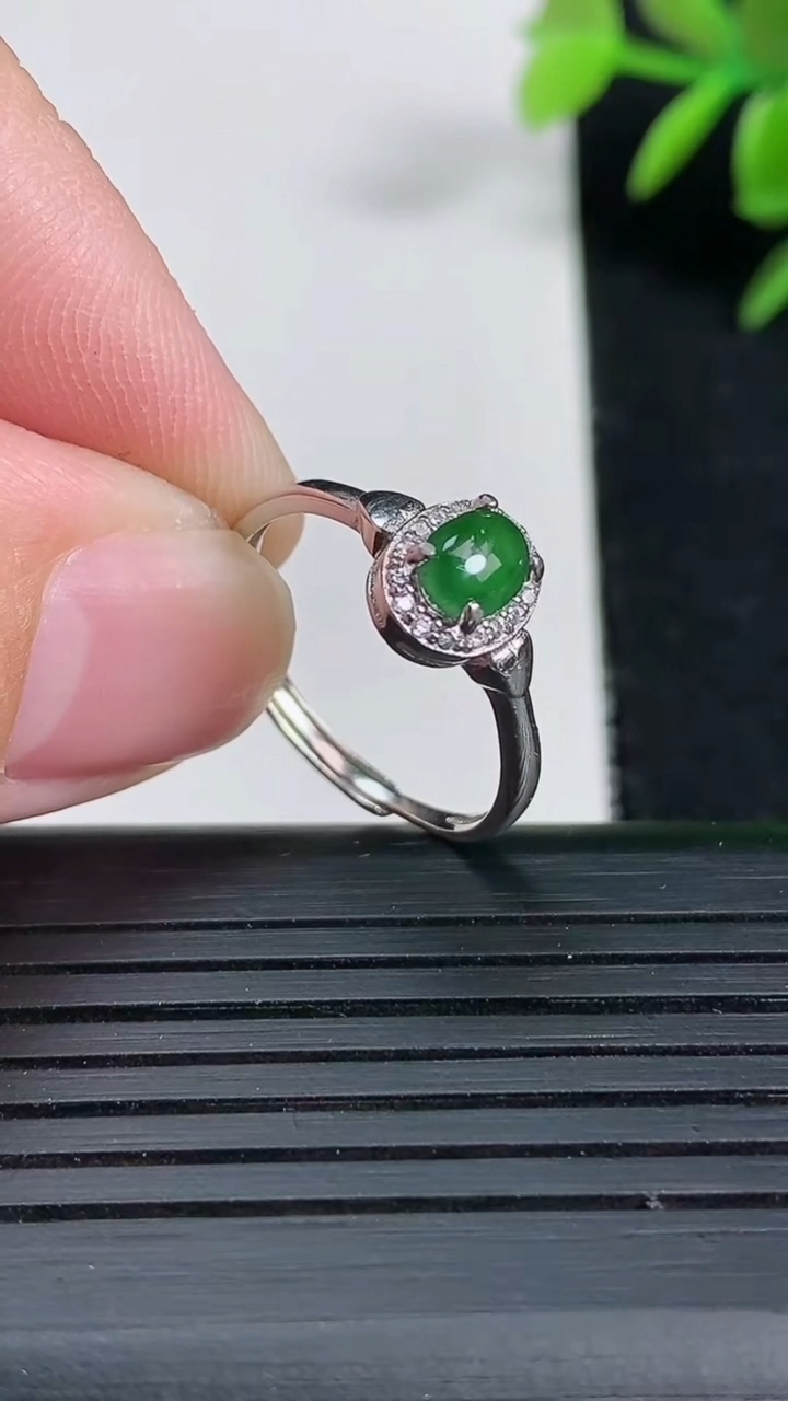 天然A货翡翠蛋面戒指尺寸5.8-4.5重:1.57g2026年3月18日
工厂直销收藏佳品,种好水足，色泽均匀，有种有色，上手高大气！
83