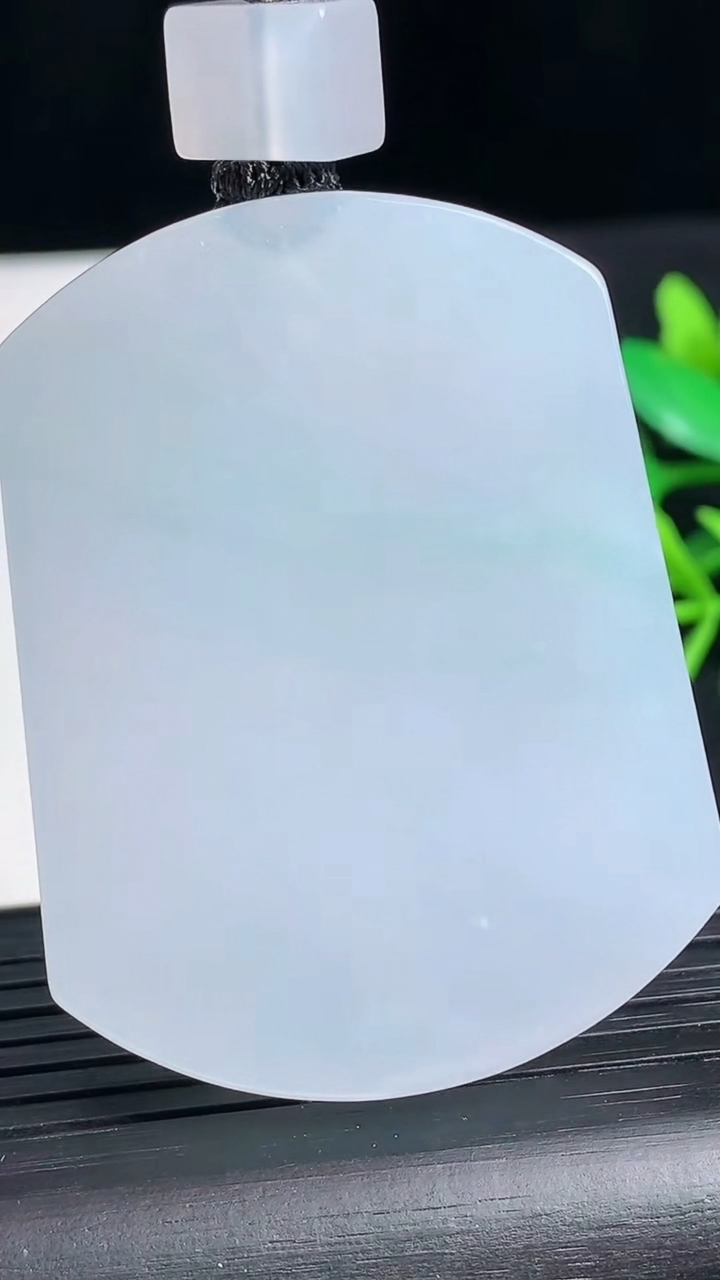 天然A货翡翠仿古无事牌吊坠尺寸51.7-39.4-7.8重量:52.82g
3月18日