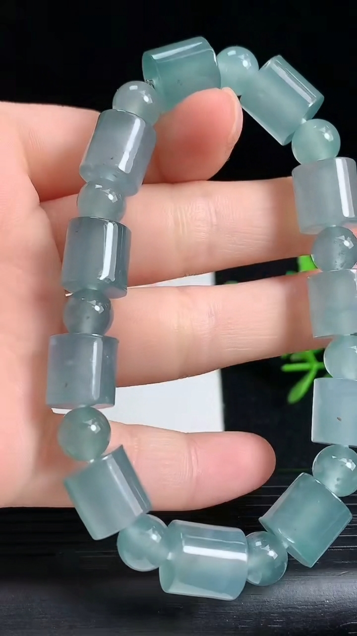 天然A货翡翠路路通手串尺寸10-10重量:39.60g3月18日
工厂直销收藏佳品,种好水足，色泽均匀，有种有色，上手高大气！