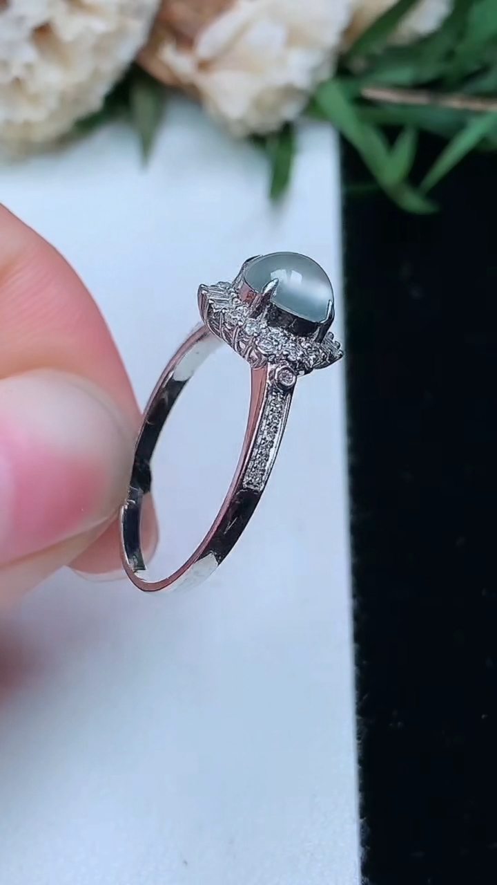 天然A货翡翠白冰蛋面戒指，尺寸17-6-5.9，重量:2.39g2026年3月18日
工厂直销收藏佳品,种好水足，色泽均匀，有种有色，上手高大气！