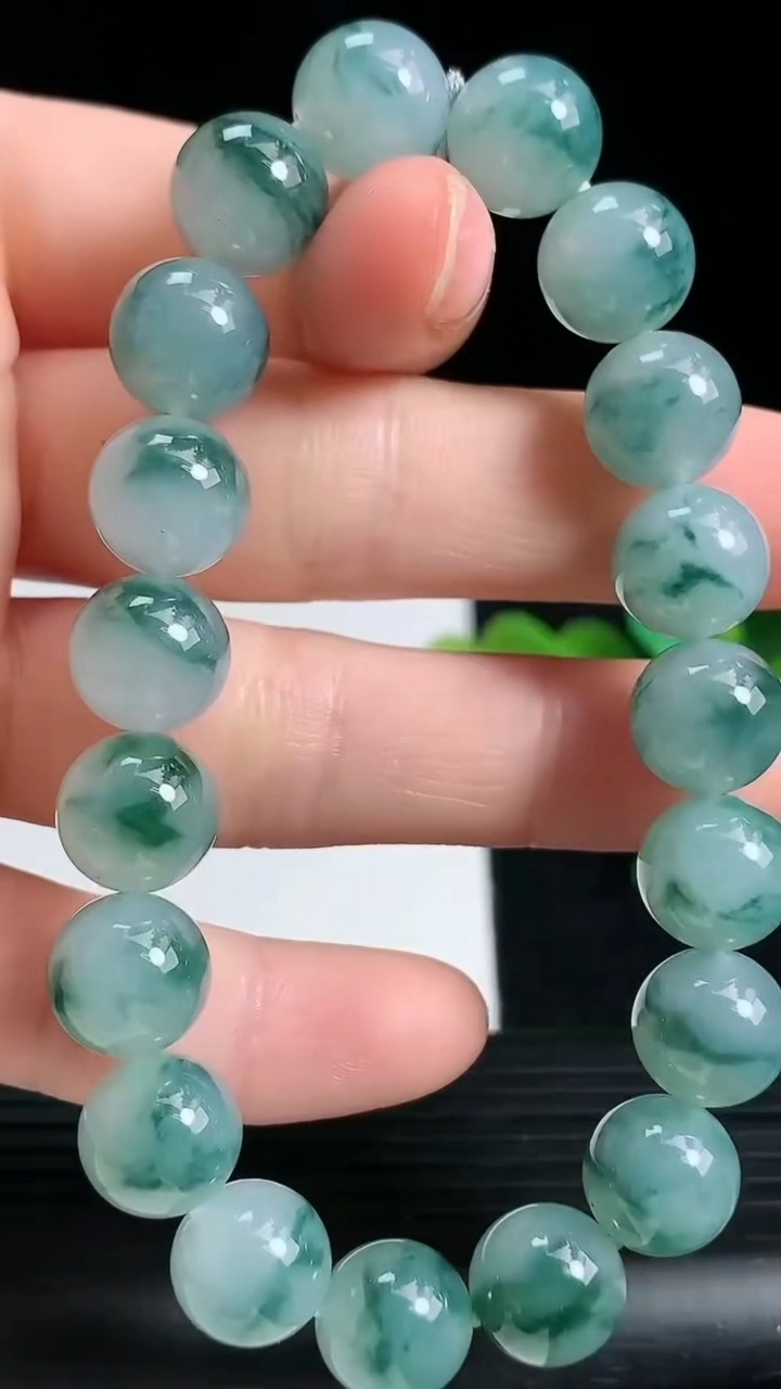 天然A货翡翠飘花圆珠手串尺寸9.8-19颗重量:33.79g3月18日
工厂直销收藏佳品,种好水足，色泽均匀，有种有色，上手高大气！
