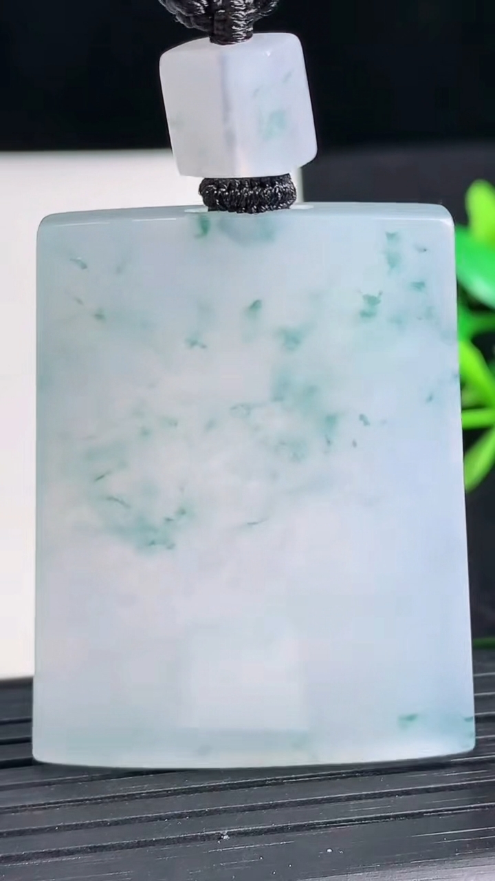 天然A货翡翠种飘花无事牌吊坠尺寸46.4-36.7-5.1重量:33.63g
3月18日