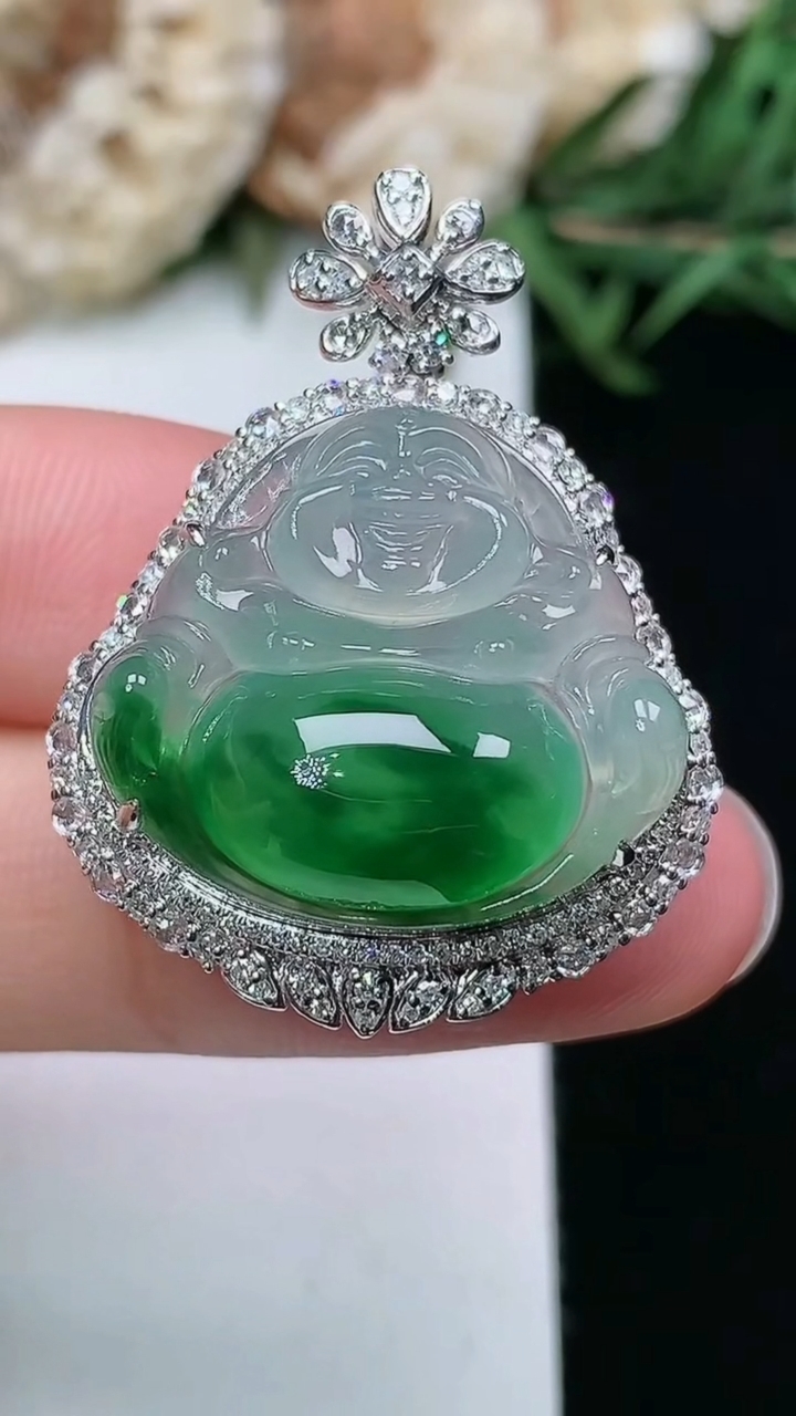 天然A货翡翠佛公吊坠，尺寸33-25.3-13.7，裸石19-21.4，重量:6.55g
3月18日