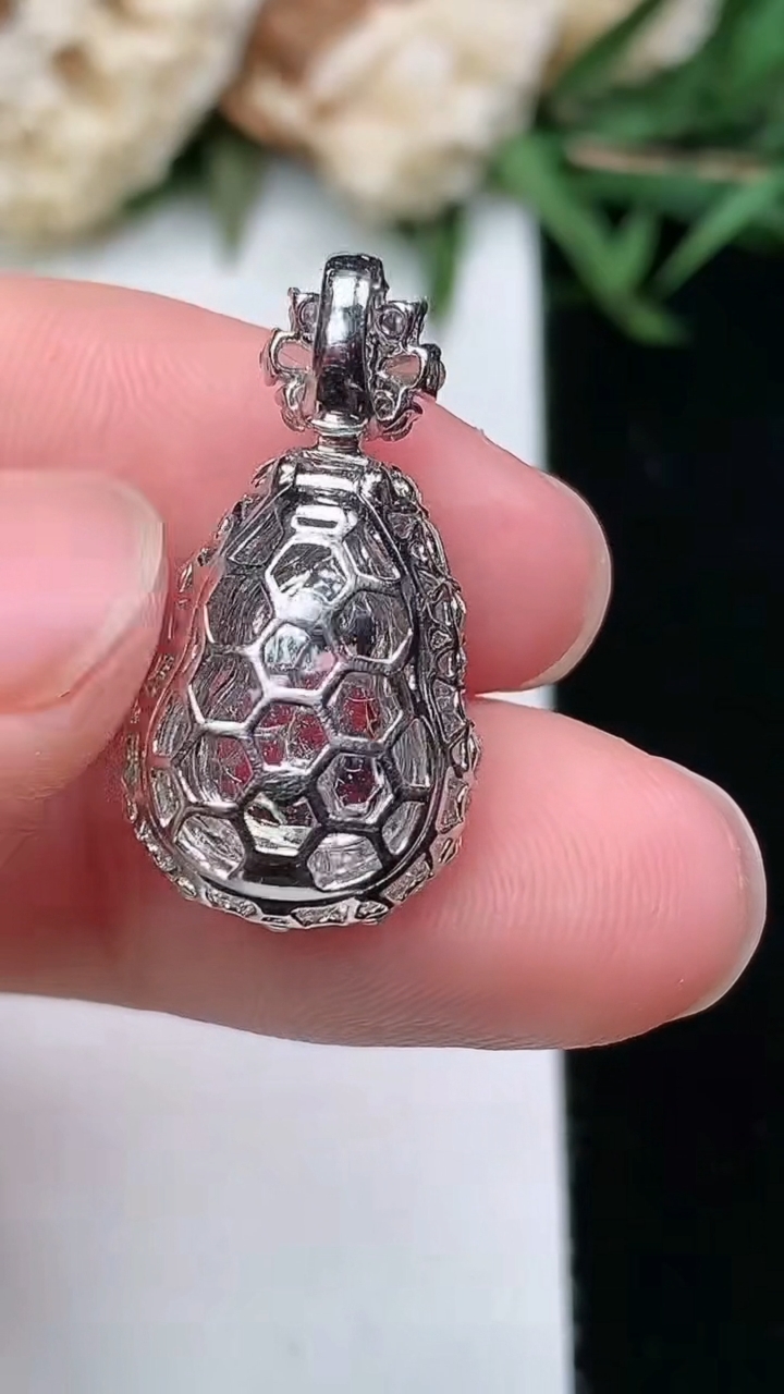 天然A货翡翠葫芦吊坠，尺寸22.5-12-9.7，裸石12-8.5，重量:3.27g
3月18日