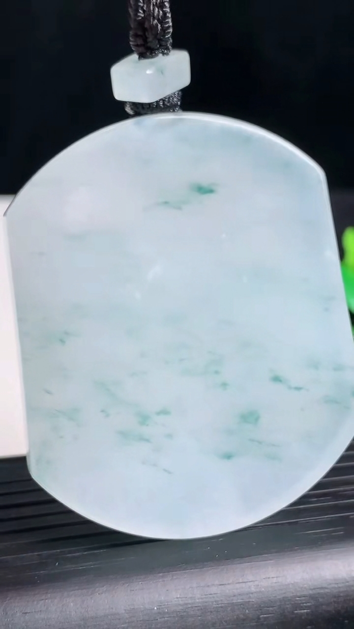 天然A货翡翠种飘花无事牌吊坠尺寸56.9-47.3-6.5重量:54.15g
3月18日