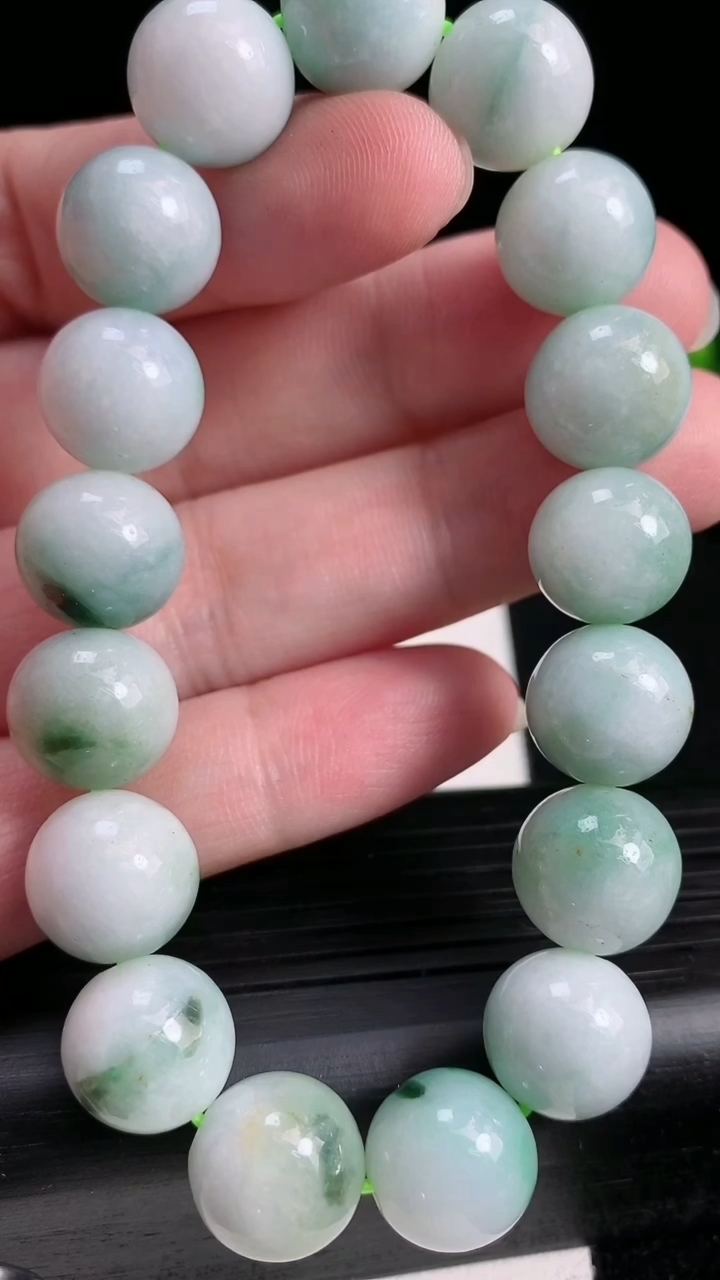 天然A货翡翠圆珠手串尺寸12.6-17颗重:57.77g3月18日
工厂直销收藏佳品,种好水足，色泽