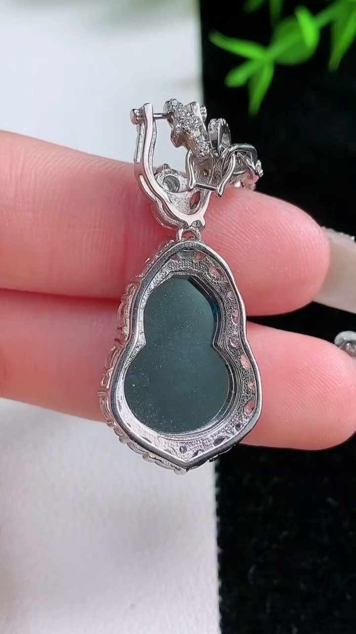 天然A货翡翠葫芦吊坠，尺寸37.5-17-7.6，裸石18-12.7重量:8.13g
3月18日