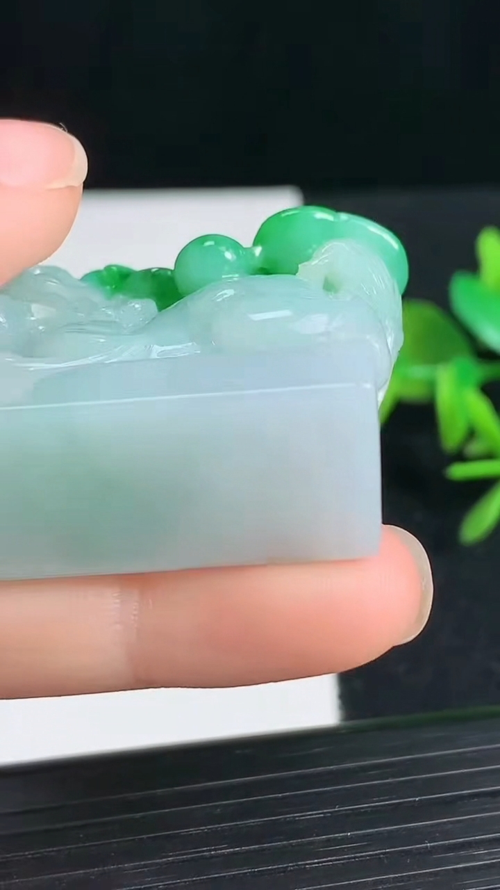 天然A货翡翠貔貅小摆件尺寸36.4-13.6-38.2重量:33.58g
3月18日