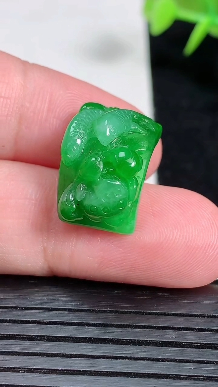 天然A货翡翠和和美美 荷叶鱼手牌，尺寸19.6-12.5-7.5，重量:4.05g
3月18日