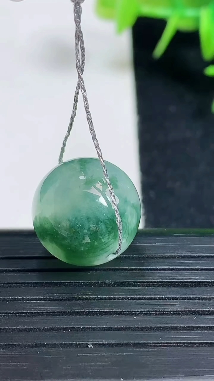 天然A货翡翠飘花圆珠吊坠尺寸14.9重量:6.07g3月18日
工厂直销收藏佳品,种好水足，色泽均匀