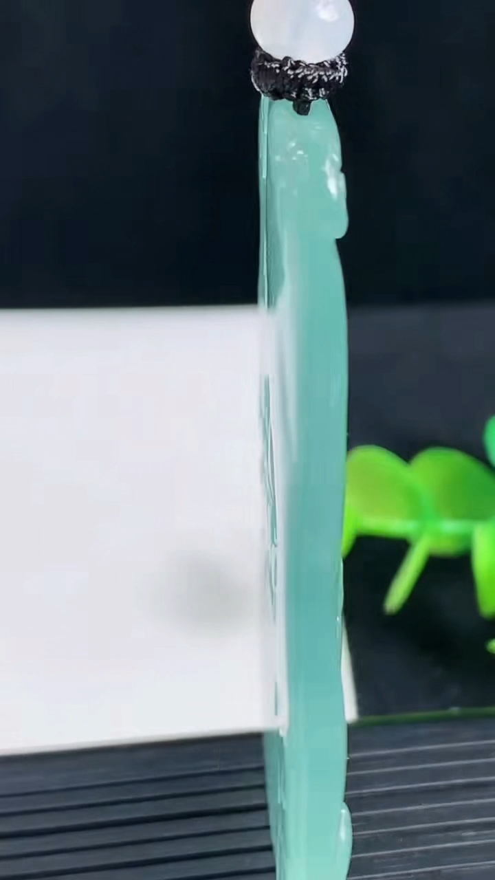 天然A货翡翠大势至菩萨吊坠尺寸67.5-39.8-5.4重量:34.70g
3月18日