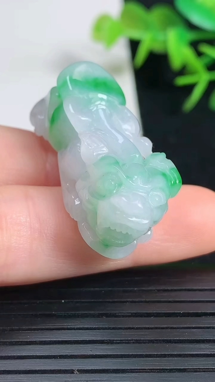 天然A货翡翠貔貅吊坠，尺寸32.6-13-15，重量:13.40g
3月18日