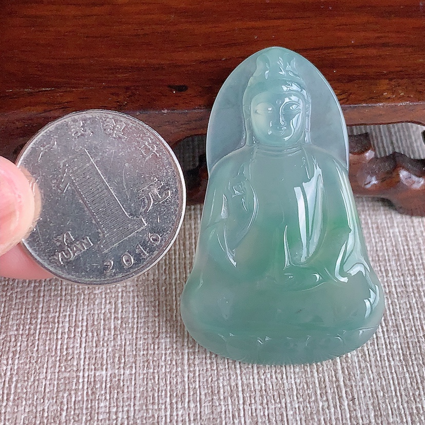 天然A货翡翠晴水观音吊坠 
尺寸46.4-29.5-4.6mm 重量10.93g 0317