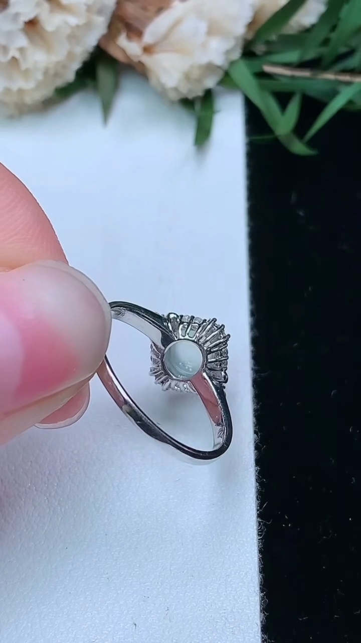 天然A货翡翠白冰蛋面戒指，尺寸17-6-5.9，重量:2.39g2026年3月18日
工厂直销收藏佳品,种好水足，色泽均匀，有种有色，上手高大气！