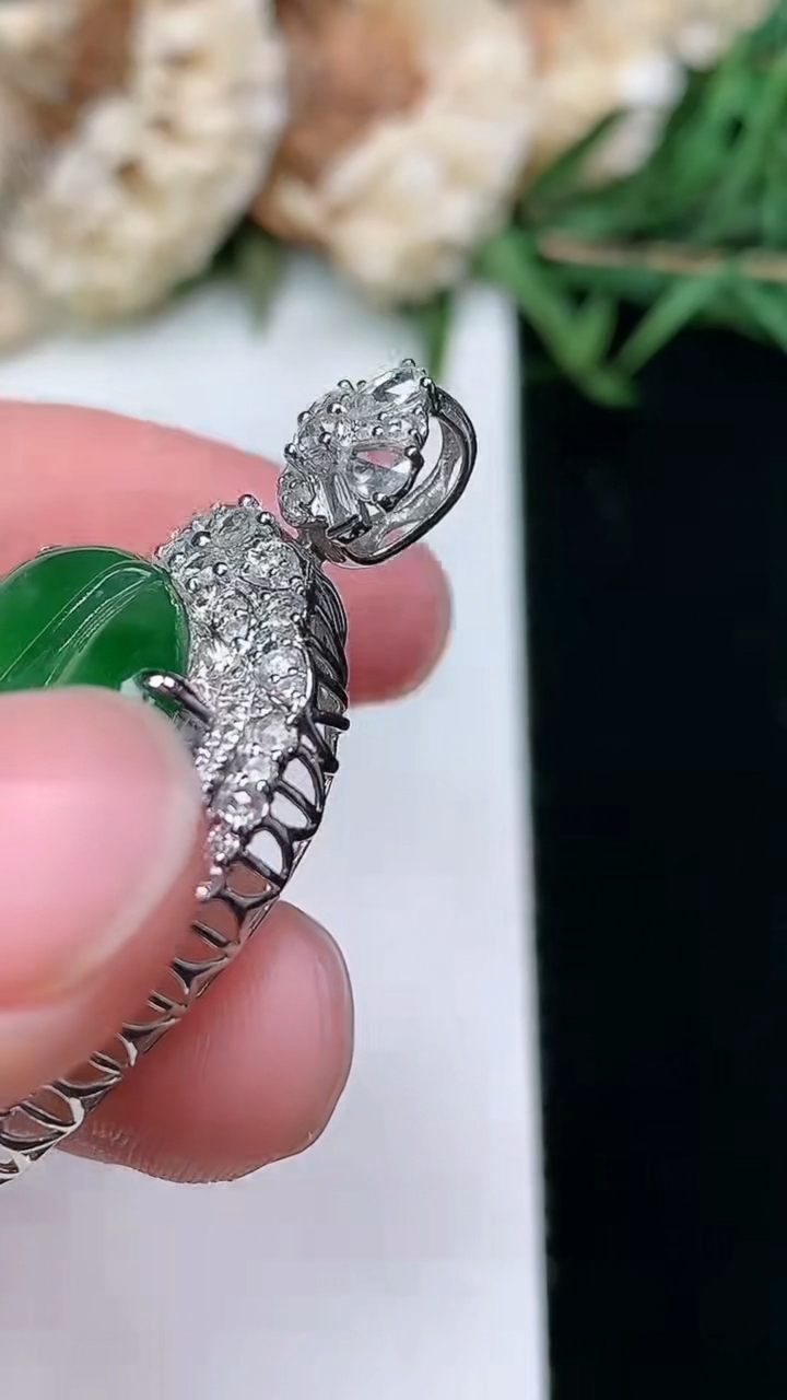 天然A货翡翠金枝玉叶 叶子吊坠，尺寸39.3-22.4-9.8，裸石25-17.9
3月18日