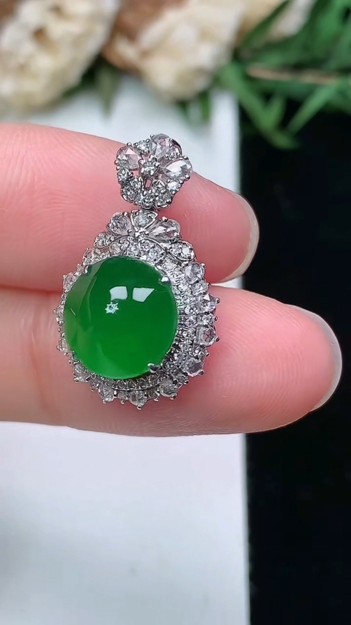 天然A货翡翠蛋面吊坠，尺寸21.3-13.7-11，裸石9，重量:2.85g
3月18日