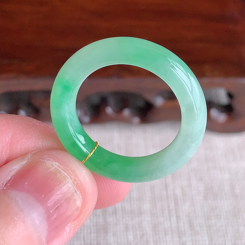 天然A货翡翠飘绿素面戒指 
尺寸17.8-4.7-4mm 重量3.74g 0317