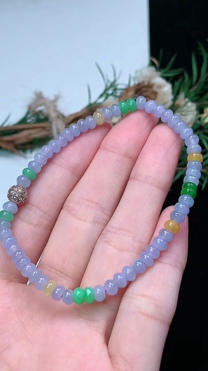 天然A货翡翠三彩算盘珠手串，尺寸4.4-2.8-60颗，重量:7.42g3月18日
工厂直销收藏佳品,种好水足，色泽均匀，有种有色，上手高大气！