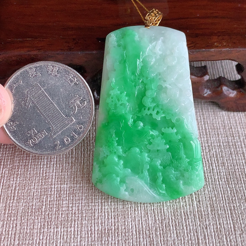 天然A货翡翠18K金扣头飘绿意境山水牌吊坠 
尺寸46.3-28.8-6.4mm 重量20.00g 0317