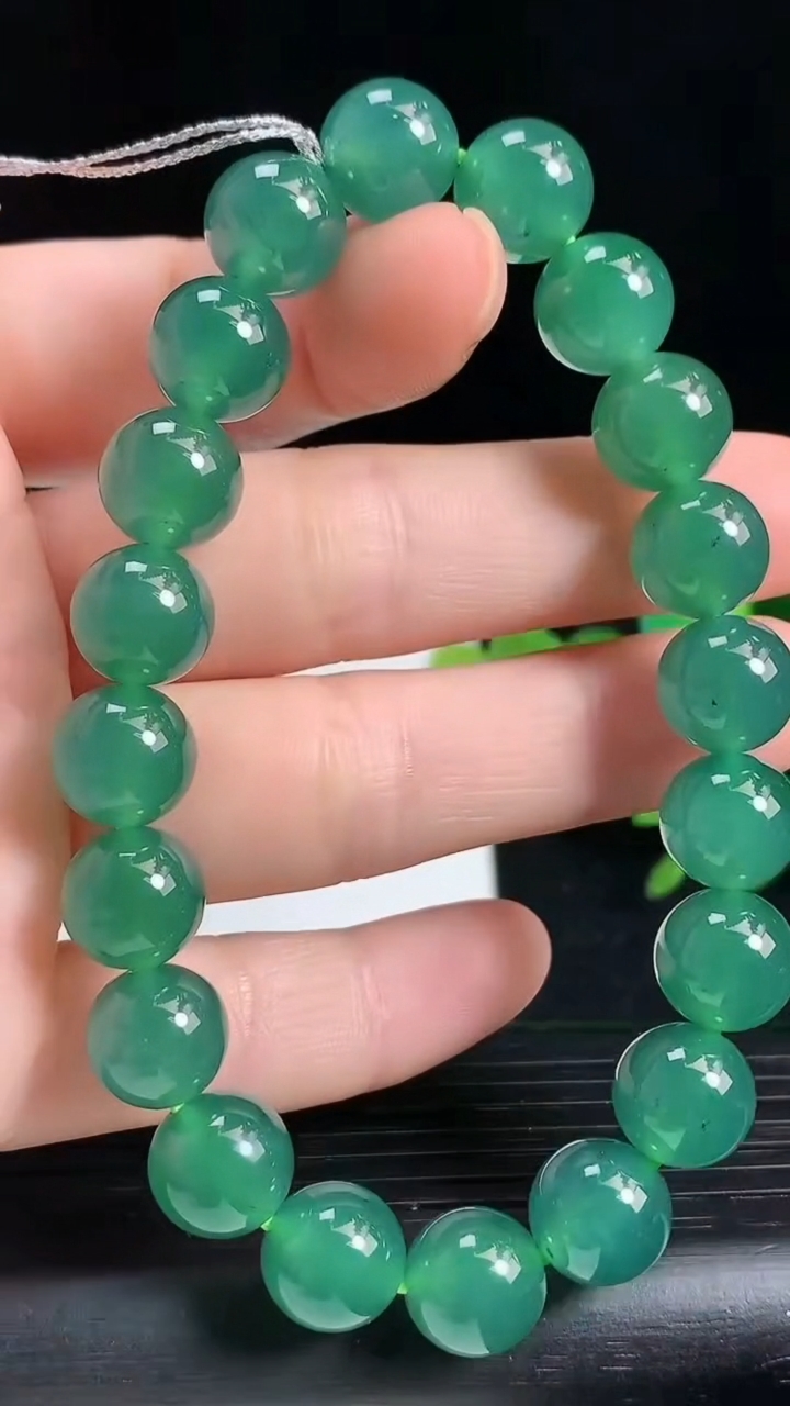 天然A货翡翠蓝水圆珠手串尺寸9.6-20颗重量:32.56g3月18日
工厂直销收藏佳品,种好水足，色泽均匀，有种有色，上手高大气！