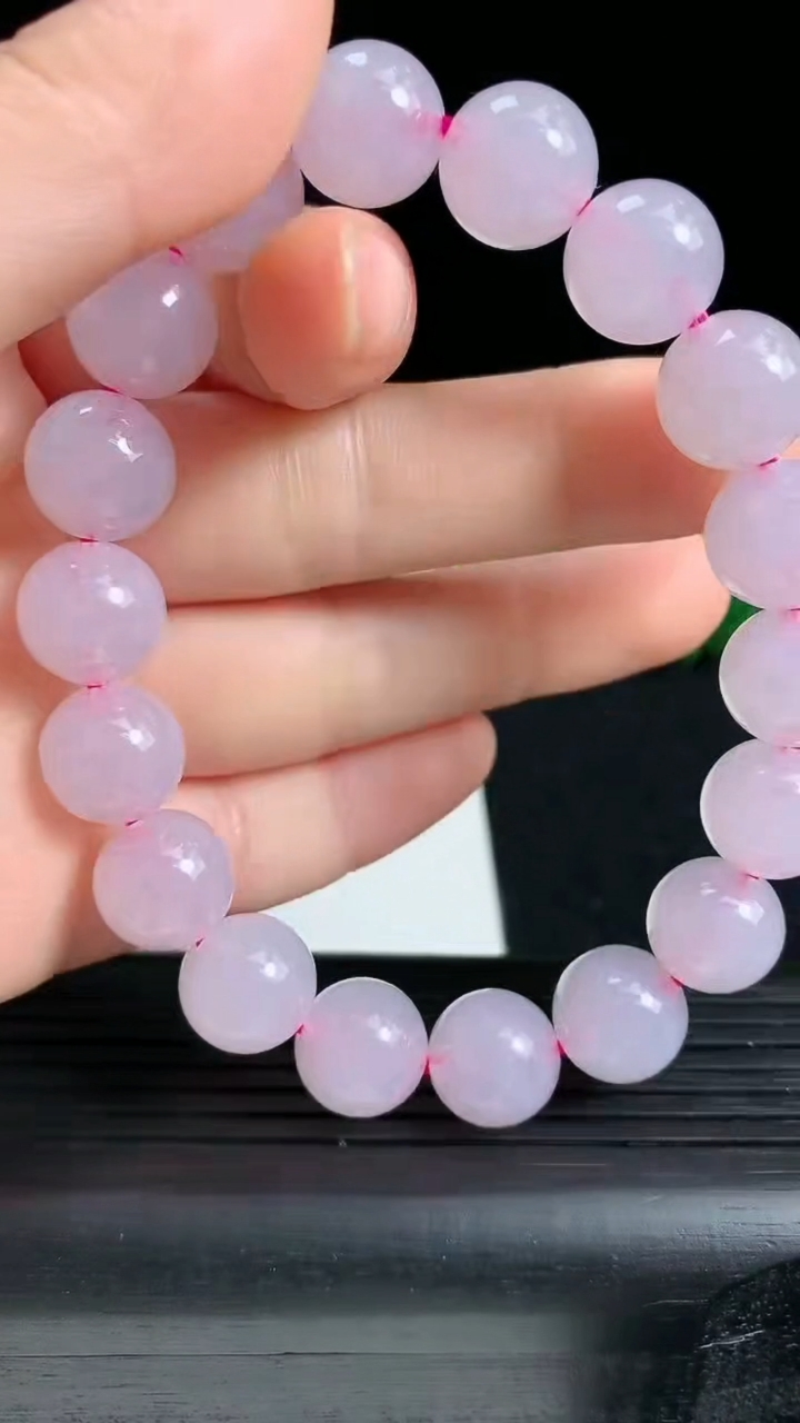 天然A货翡翠紫罗兰圆珠手串，尺寸11重量:41.81g3月18日
工厂直销收藏佳品,种好水足，色泽均匀，有种有色，上手高大气！