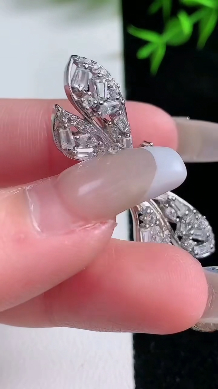 天然A货翡翠蛋面蜻蜓胸针，尺寸8.4-6.6，重量:7.12g
3月18日