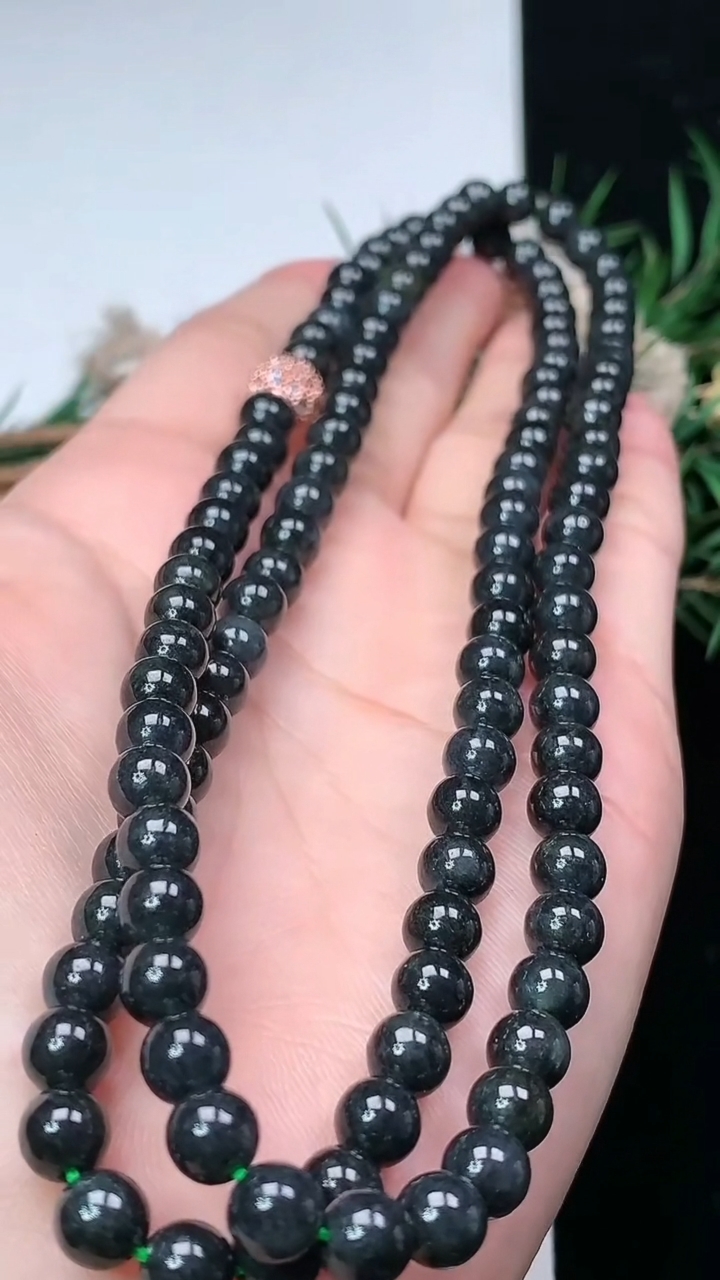 天然A货翡翠墨翠圆珠项链，尺寸5.9-116颗，重量:42.98g
3月18日