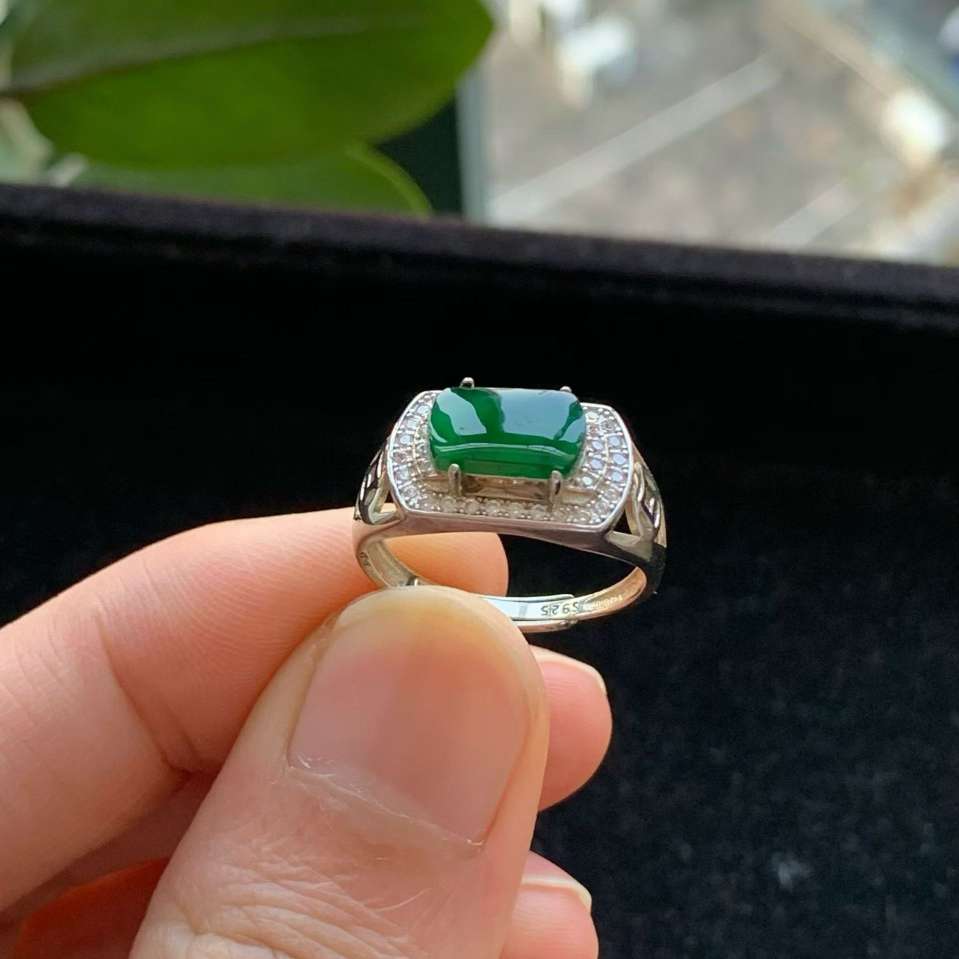 A货天然翡翠冰糯种925银满绿戒指活口重量2.99g
3月18日