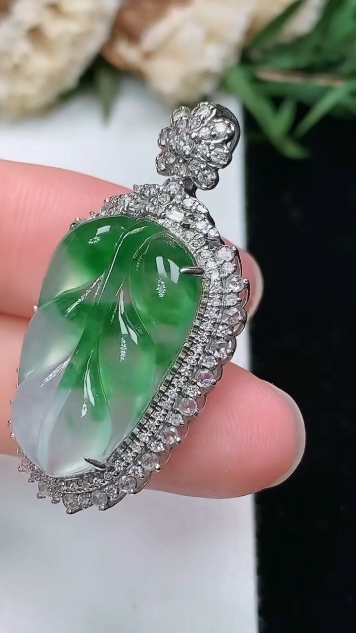 天然A货翡翠金枝玉叶 叶子吊坠，尺寸35.6-18.8-10，裸石21.8-13.6，重量:5.40g
3月18日