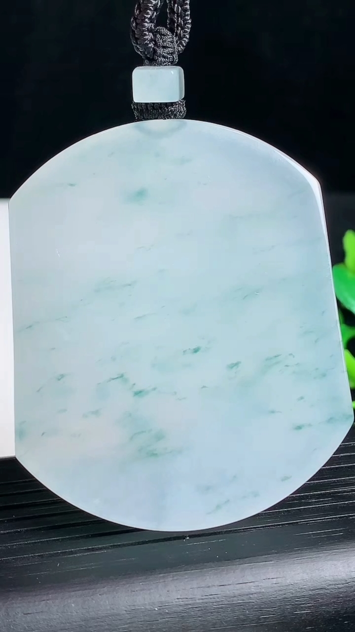 天然A货翡翠种飘花无事牌吊坠尺寸56.9-47.3-6.5重量:54.15g
3月18日