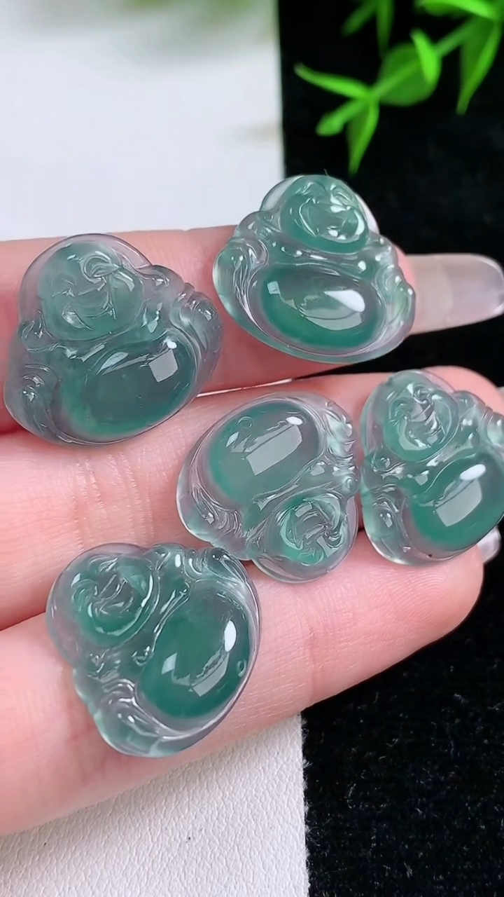 天然A货翡翠佛公吊坠一手，尺寸17-20-3.2，重量:9.20g
3月18日