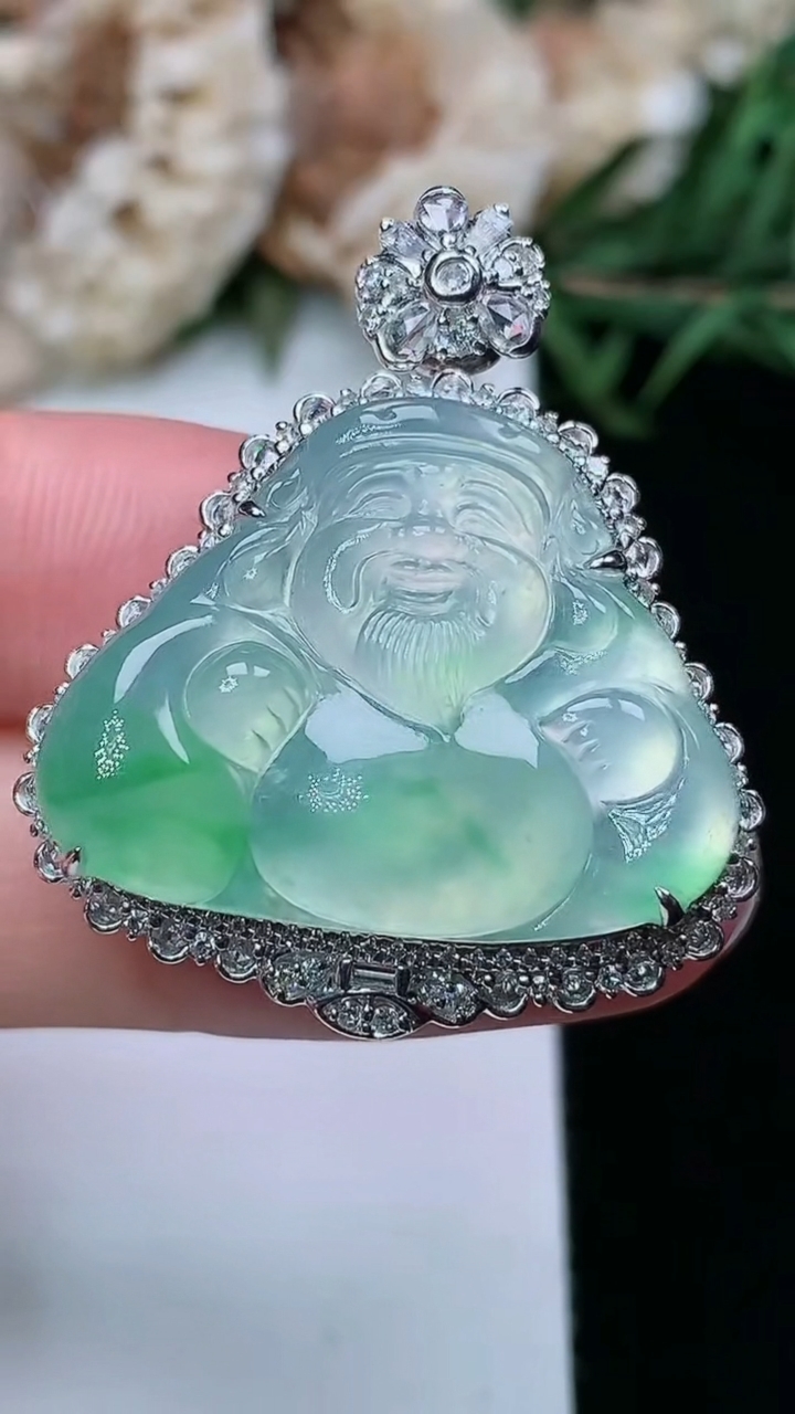 天然A货翡翠财神爷吊坠，尺寸33.9-28.8-12，裸石20-25.9，重量:10.15g
3月18日